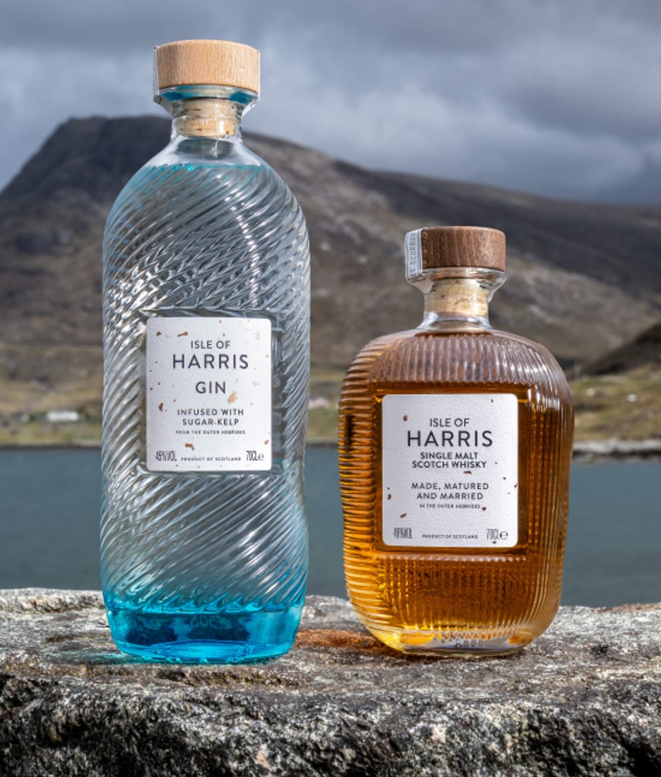 Ruhige Produktdarstellung von The Hearach Single Malt und Isle of Harris Gin mit passenden Verkostungsgläsern
