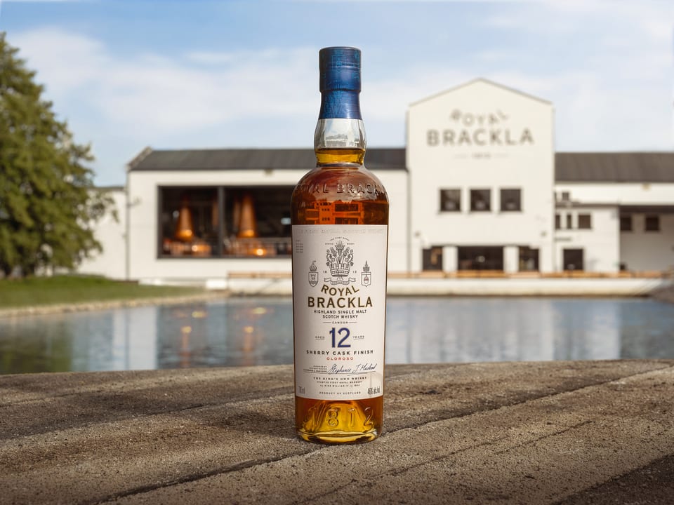 Flasche Royal Brackla 12 Jahre vor dem Brennereigebäude