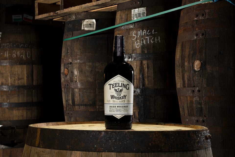 Flasche Teeling Small Batch mit Whiskeyglas vor einem Bartender