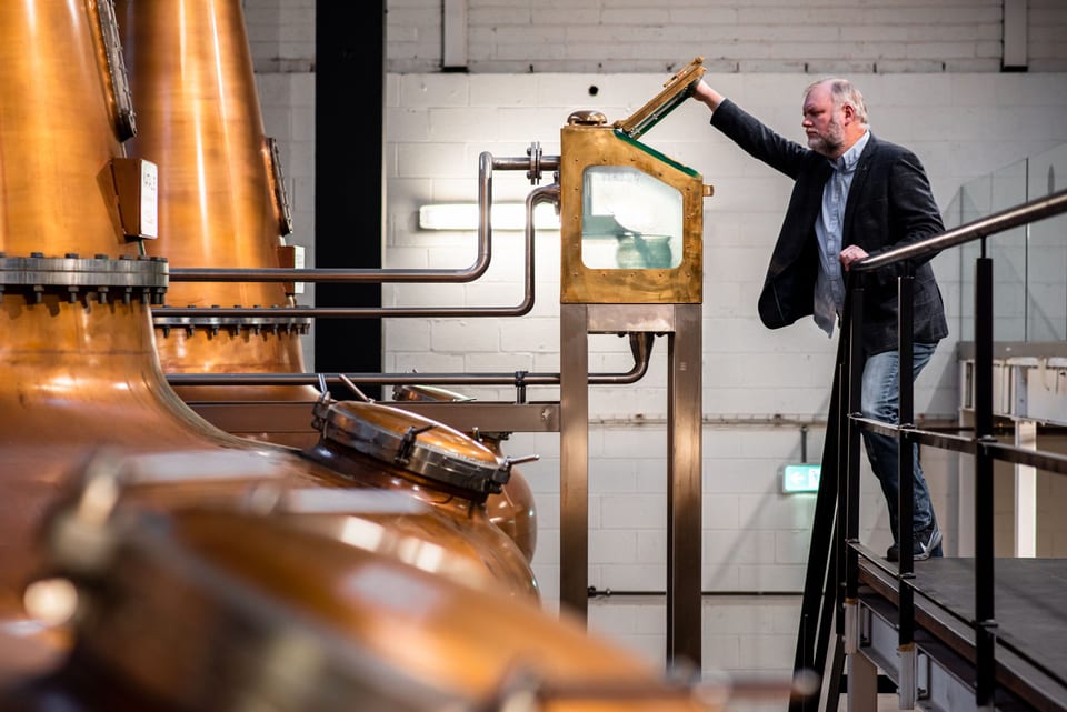 Kupferne Brennblasen in der Teeling Whiskey Distillery