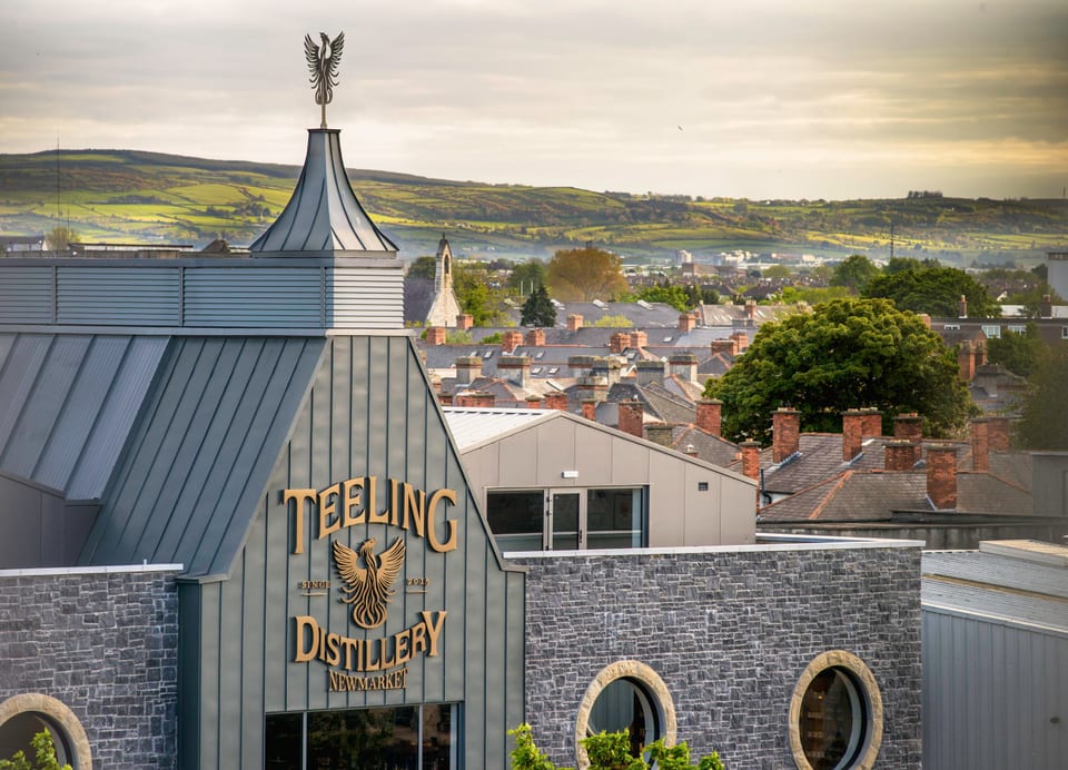 Teeling Whisky vor Fässer
