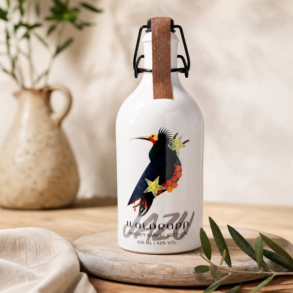 Taube BIO Gin Waldrapp JAZU Whiskey Barrel Aged Steinzeugflasche mit Bügelverschluß 0,50 Liter/ 42.0% vol Produktbild